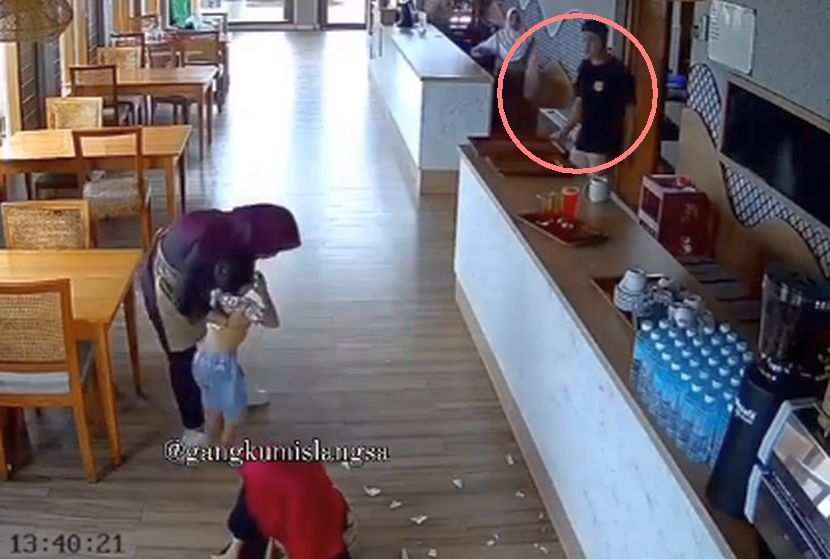 Kelibat bapa budak terbabit muncul dari ruang sebelah.