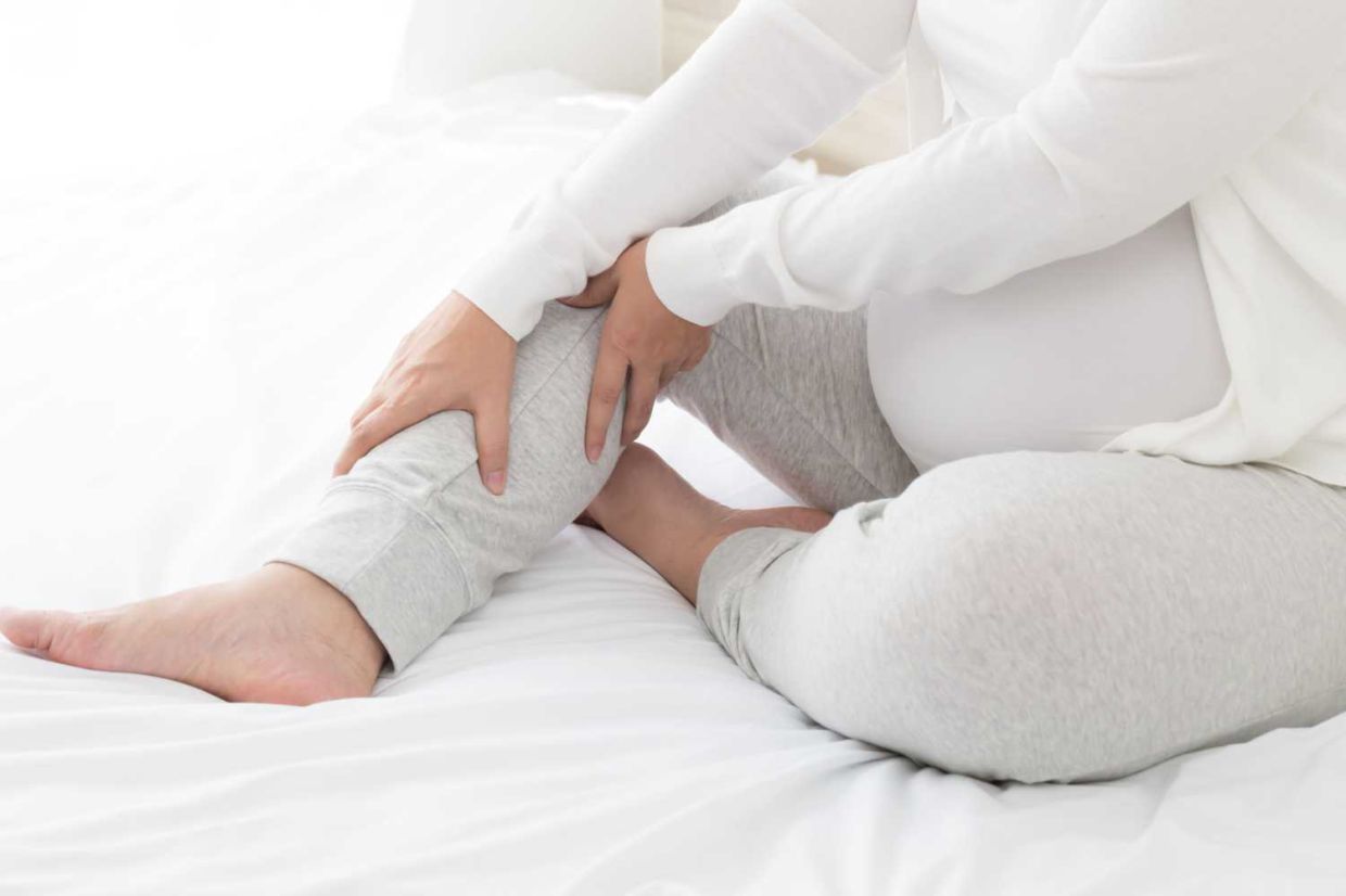 81482113 - pregnant women with cramp in leg