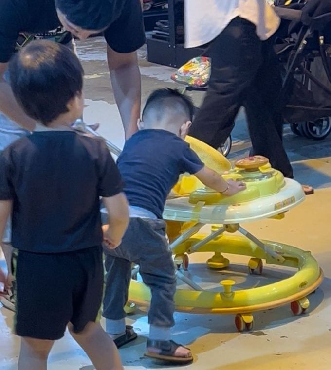 Sesebuah keluarga perlu meluangkan masa bersama bagi mengeratkan hubungan mesra. -Gambar hiasan