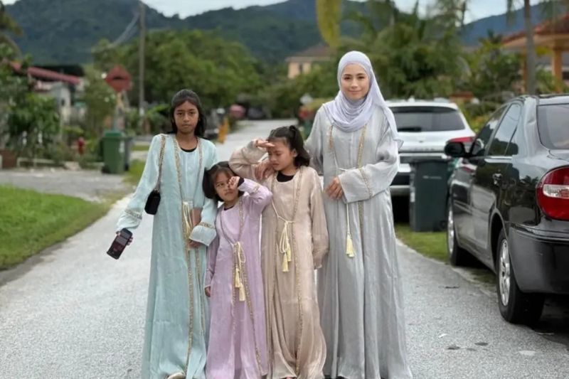 Linda (paling kanan) mendakwa suaminya mengabaikan nafkah terhadap anak-anak.