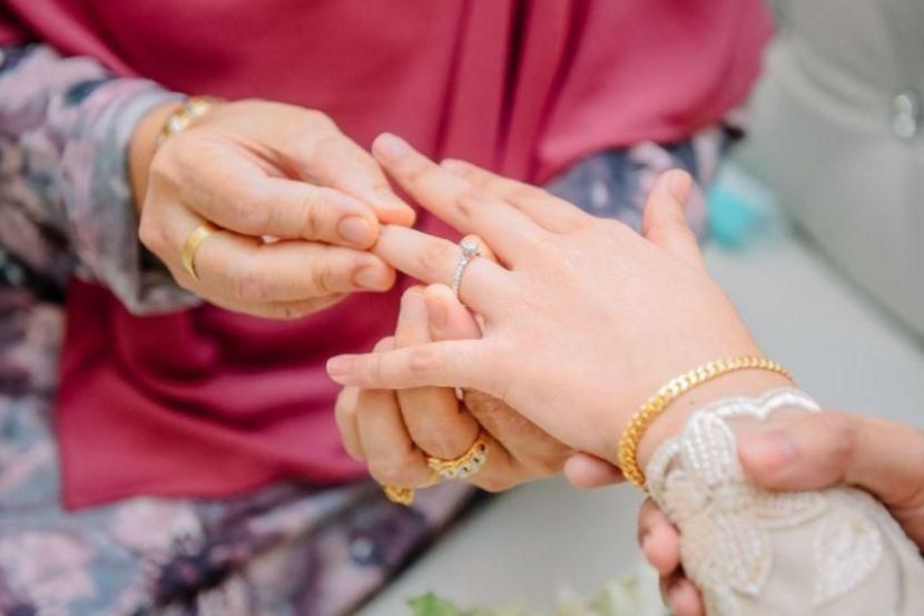 Kebiasaannya cincin diberikan tanda sebagai bertunang. -Gambar hiasan