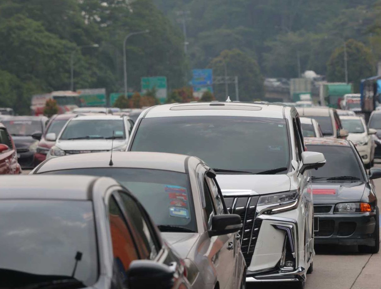 Motorists is seen approaching Gombak Toll Plaza to going back to their hometown to celebrate upcoming Hari Raya Aidilfitri on April 18.—AZMAN GHANI/The Star
