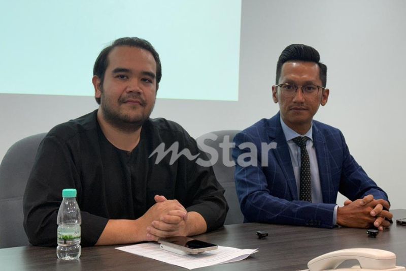 Asyraf (kiri) sebelum ini memaklumkan bakal mengambil tindakan undang-undang terhadap Caprice.