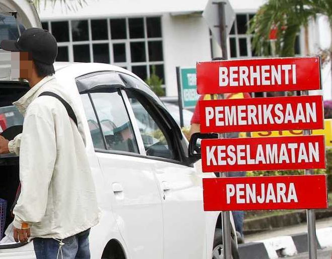 Tight security by the police personnel at the entrance of Kepayan prison during the Sulu gunmen trial in Kota Kinabalu yesterday. (June 20 ) NORMIMIE DIUN/The Star