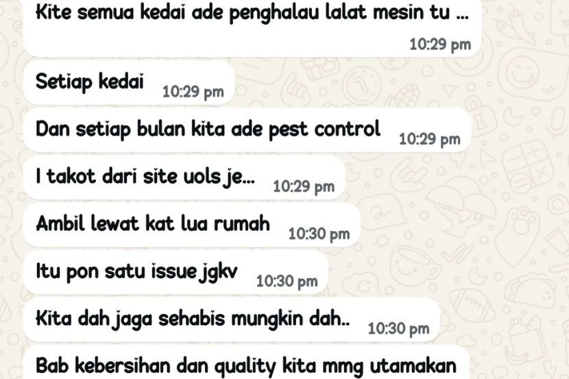 Jawapan balas pemilik kedai makan selepas ditanya mengenai telur lalat dalam makanan yang dijualnnya. -Foto Threads