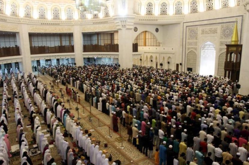 Pahala berjemaah adalah berlipat kali ganda berbanding bersendirian. -Gambar hiasan
