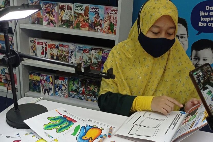 Nazia Suhaimi membuka kelas seni melukis dan mewarna untuk kanak-kanak secara dalam talian dengan nama Kelas Seni CikYa. - Foto Facebook Nazia Suhaimi