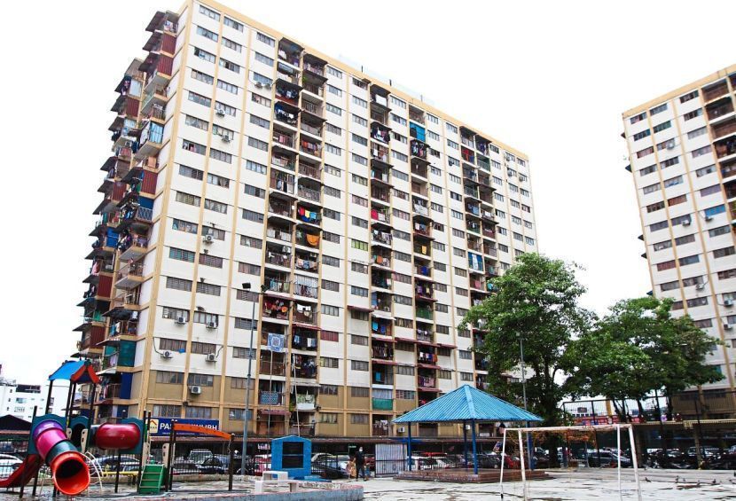 Penduduk PPR sering dikaitkan dengan golongan B40. -Gambar hiasan