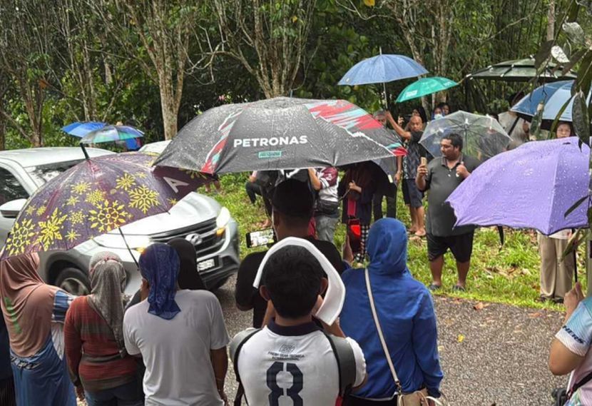 Orang ramai datang untuk menyaksikan proses penggalian semula kubur arwah Zara Qairina.