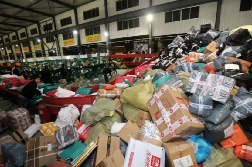 Ribuan barangan yang perlu dihantar setiap hari oleh syarikat kurier. -Gambar hiasan