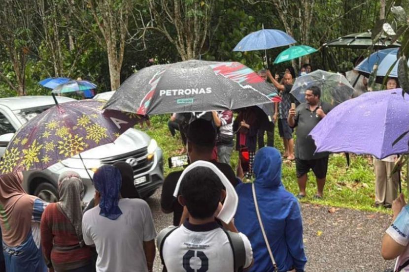 Orang ramai datang untuk menyaksikan proses penggalian semula kubur arwah Zara Qairina.