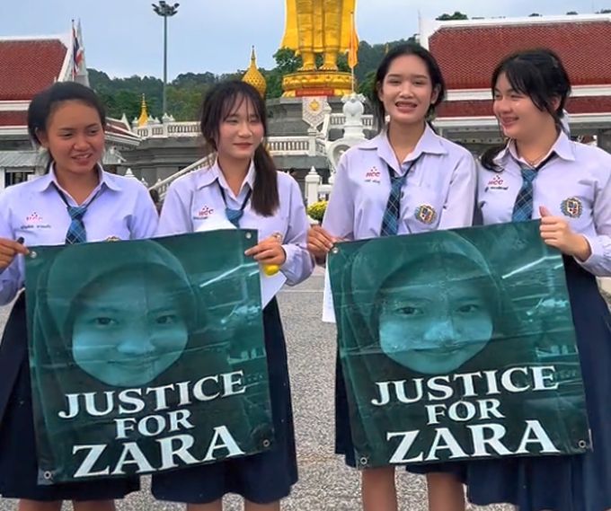 Poster 'Justice for Zara' dipegang sebagai solidariti.