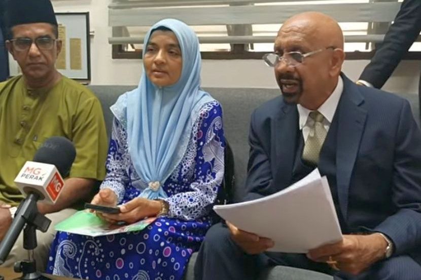 Ummu Haiman Bee Daulatgun (tengah) merayu agar siasatan terperinci dijalankan bagi mengenal pasti punca sebenar kematian anaknya.