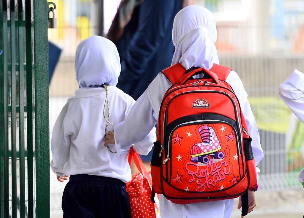 Primary school studentscarrying bags . Story on reduce of books in students schools bags. (14/4/2022). —AZHAR MAHFOF/The Star