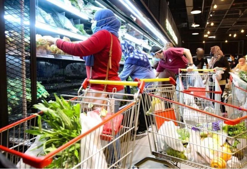 Pasar raya menjadi tumpuan orang ramai untuk membeli barang keperluan. -Gambar hiasan