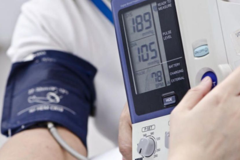 Mesin pengukur tekanan darah membantu mengesan penyakit. -Gambar hiasan
