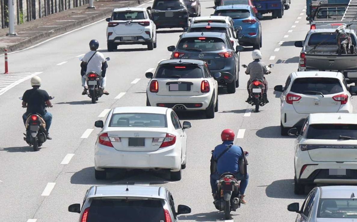 Pictureof a motorbike crashing into a car. Story on people whose car kena langgar by motor with no insurance. (MAC 15 2024) — ART CHEN/The Star