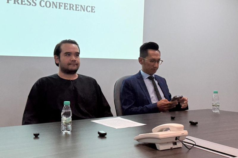 Abdul Hakeem (kanan) mewakili Asyraf dalam menggendalikan kes injunksi terhadap Caprice.