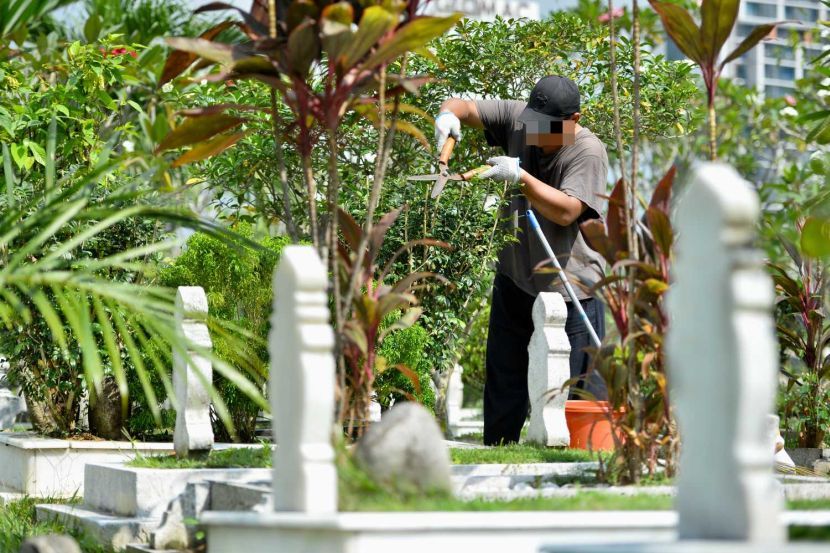 People cleaning up grave of their love ones at Tanah Perkuburan Islam Bukit Kiara 1, Kuala Lumpur. Muslims in Malaysia will observe the Ramadhan or fasting month on Monday, May 6, 2019. RAJA FAISAL HISHAN/The Star