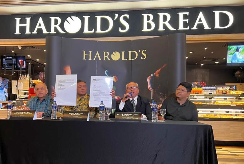 Nurazrul menunjukkan hasil analisa yang dibuat KKM di premisnya.