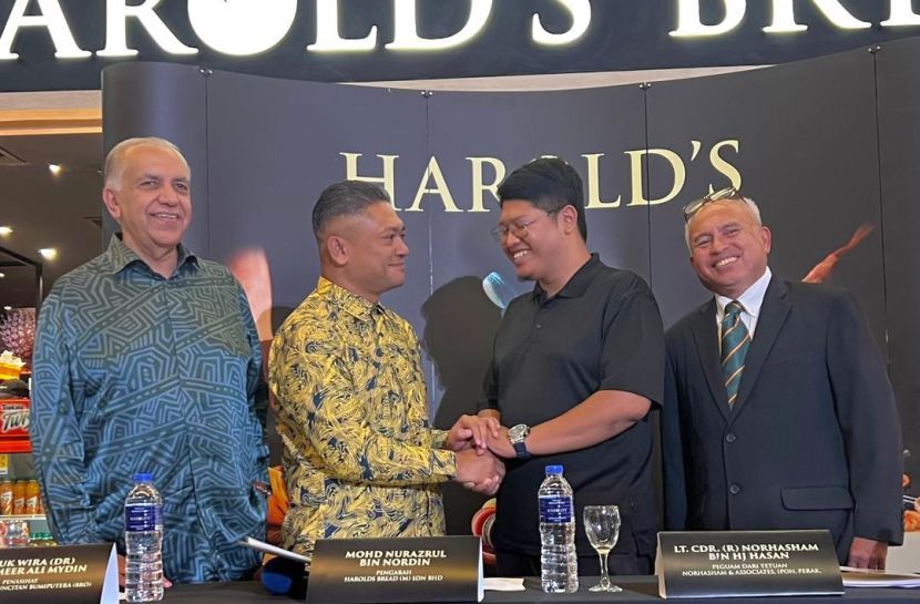 Nurazrul (dua dari kiri)dan Muhammad Faiz bersalaman sebagai tanda bermaafan berhubung isu yang berlaku