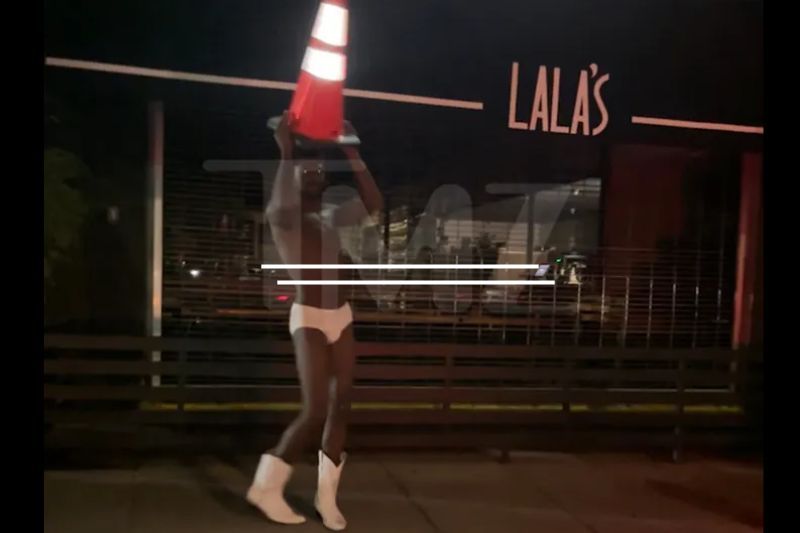 Tindakan Lil Nas X berseluar dalam menarik perhatian ramai. Kredit foto: TMZ
