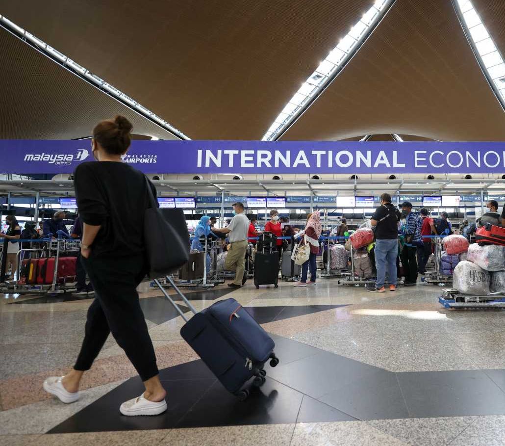 Travelers at the Kuala Lumpur International Airport, March 29, 2022. Malaysia will reopen its borders to international travellers starting April 1. — GLENN GUAN/The Star