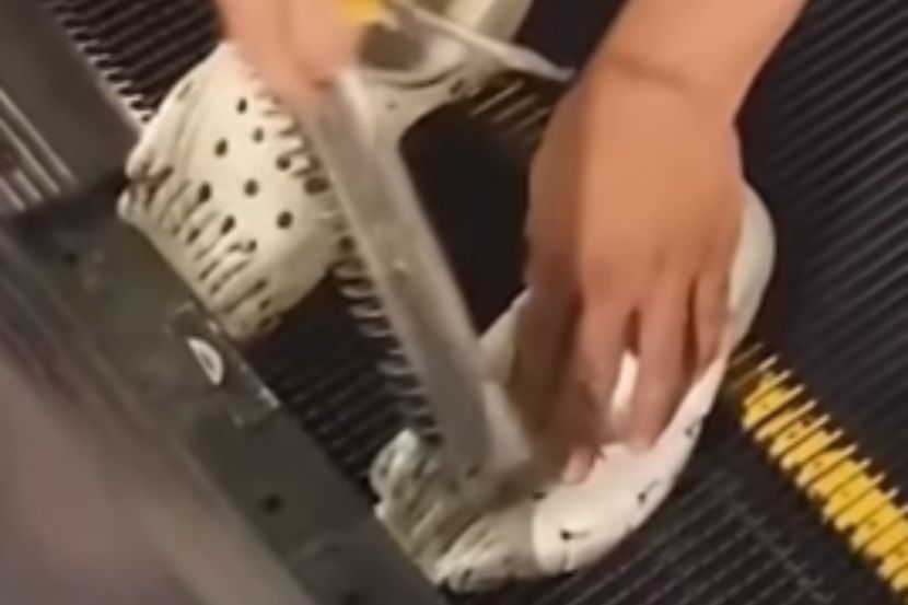 Kasut jenis getah mudah terlekat pada eskalator. -Foto TikTok