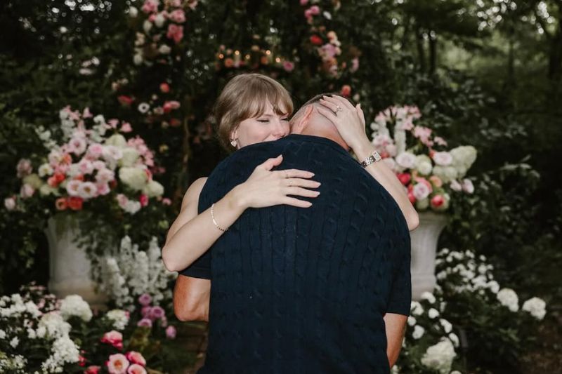 Taylor (kiri) dan Travis menjalin hubungan cinta selama dua tahun.