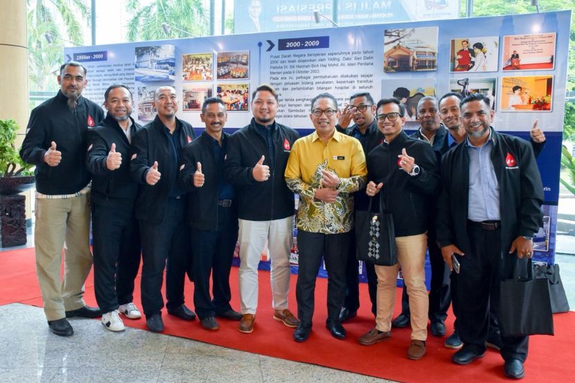 Aizad (lima kiri) serta rakan penderma dari Persatuan Penderma Aferesis Malaysia (PPAM) bersama Pengarah Pusat Darah Negara Dr. Mohammad Masrin Md Zahrin (enam kiri). 