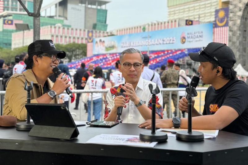 Suria FM menampilkan temu bual eksklusif bersama Fahmi (tengah). 