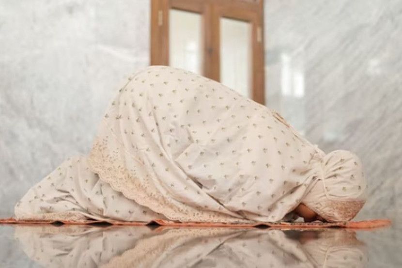 Ramai yang memilih solat di surau apabila kesuntukan masa. -Gambar hiasan