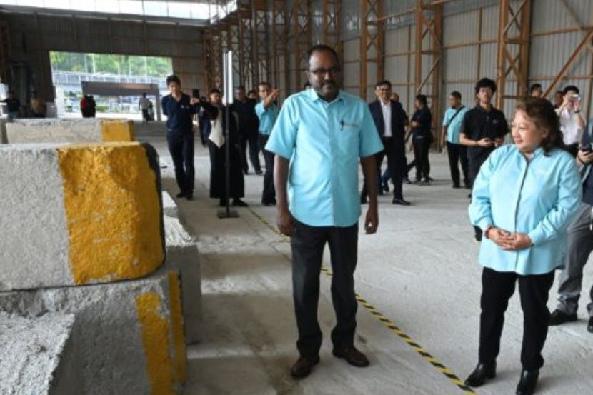 Ramuseren (kiri) bersama Ketua Eksekutif CIDB Malaysia, Zainora Zainal (kanan) ketika meninjau fasiliti RCA di Jalan Chan Sow Lin, Kuala Lumpur.
