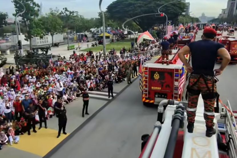Anggota bomba berbadan tegap cukup popular ketika sambutan Hari Kebangsaan. -Gambar TikTok