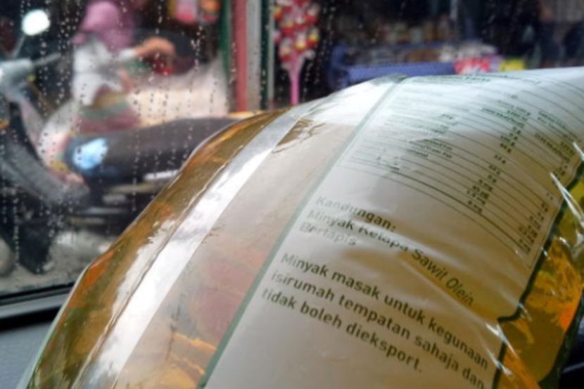 Penyelewengan dan ketirisan dikhuatiri berlaku jika minyak paket dijual kepada warga asing. -Gambar hiasan