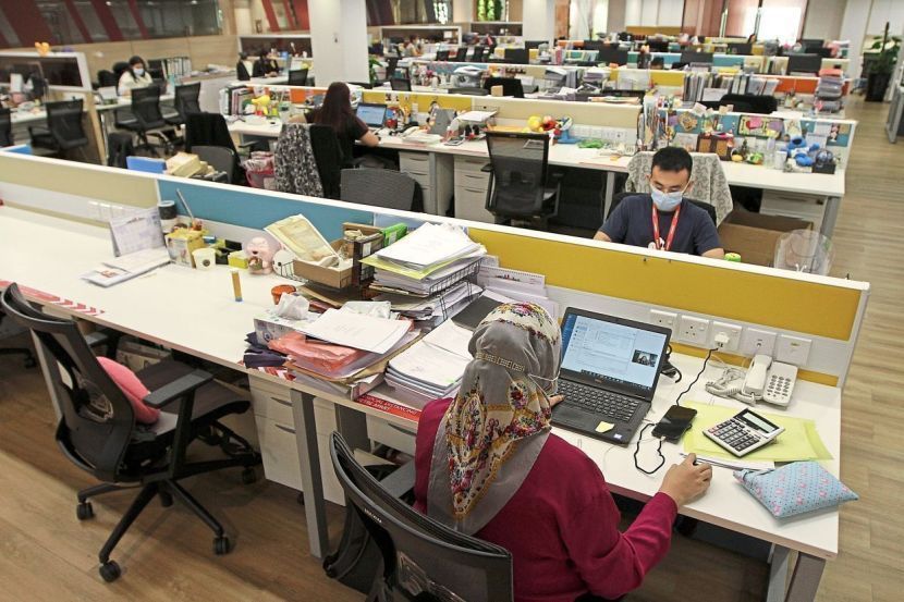 Setiap pekerja tertakluk kepada peraturan syarikat. -Gambar hiasan