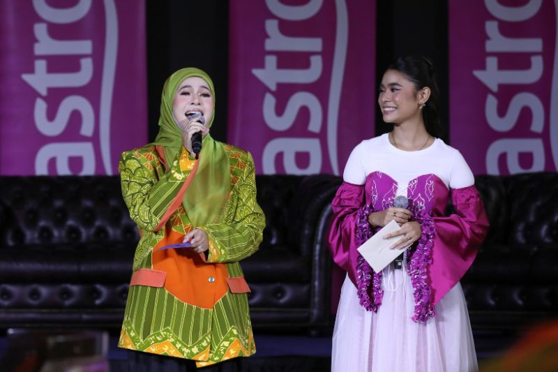 Athalia dan Zarina (kiri) menyertai program realiti Talk To My Manager.