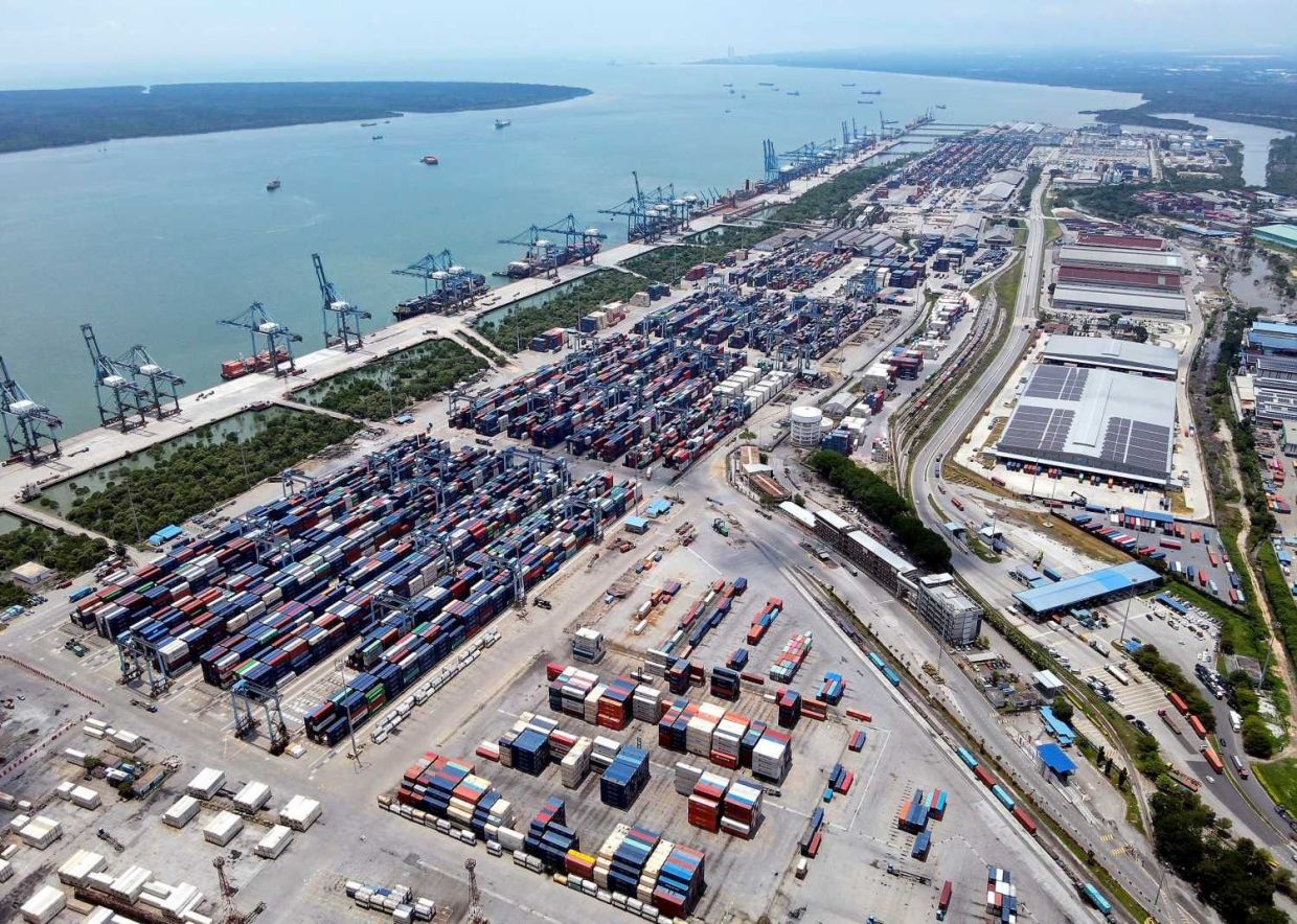 Pemandangan udara menunjukkan deretan kontena kargo di Northport, Pelabuhan Klang. -Foto Northport