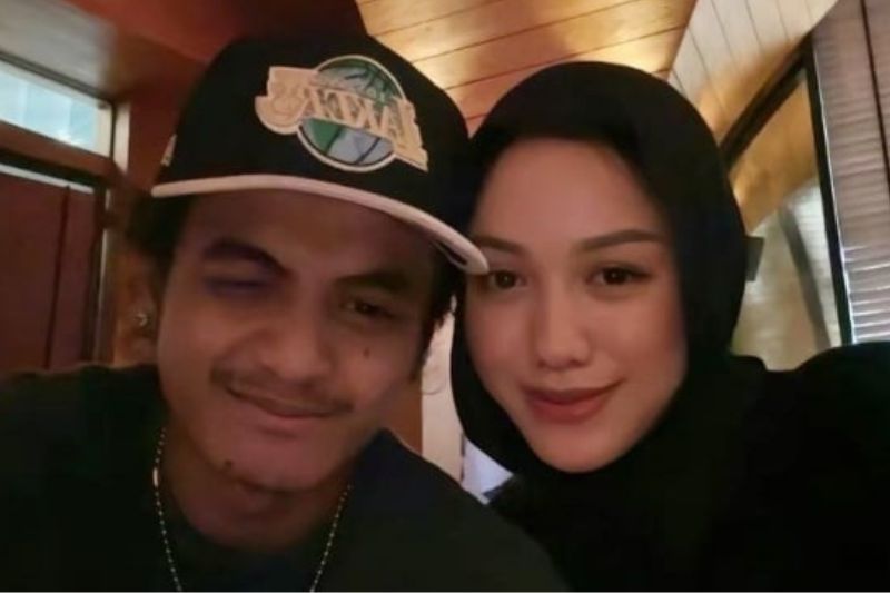 Vadel (kiri) didakwa menghamilkan Lolly sebanyak dua kali.