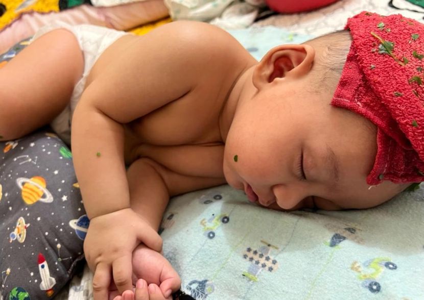 Anak dibiarkan tanpa baju atau mengenakan pakaian yang sesuai supaya memudahkan penurunan suhu badannya.