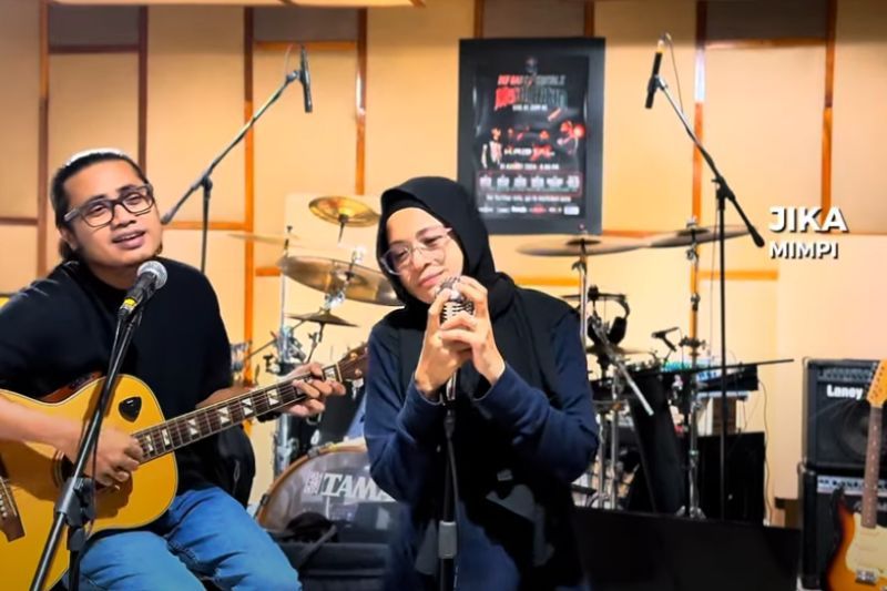 Noorkhiriah menjadi artis jemputan dalam program Suka Suka Karok bersama Lan (kiri).