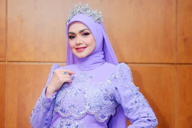 Siti menjadikan platform media sosial sebagai medium berinteraksi dengan peminat.