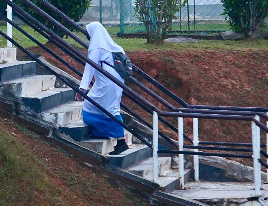 A situation secondary school with students arrive at the morning during reopened after long holidays in conjunction of Chinese New Year at Rawang.— FAIHAN GHANI/The Star