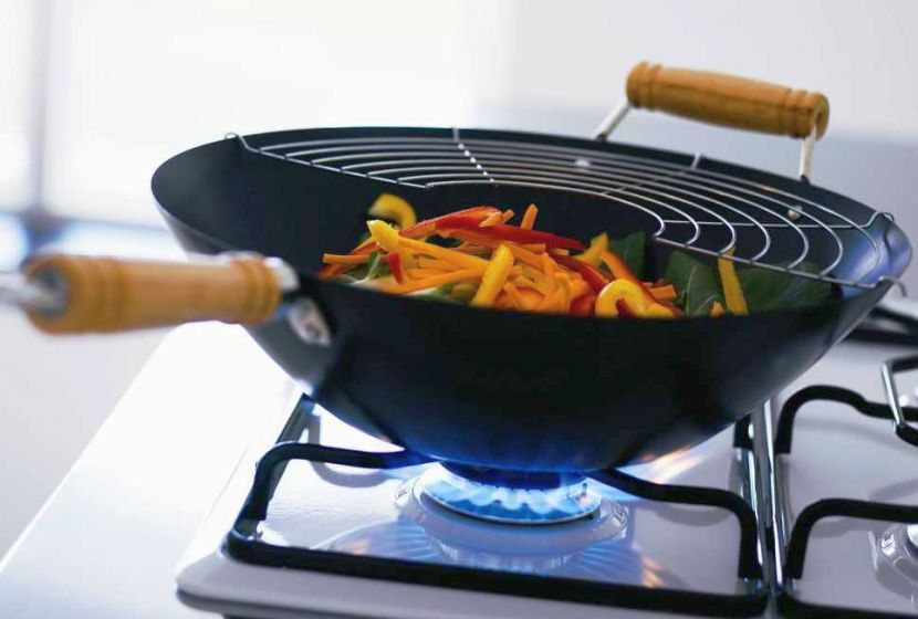 Penggunaan kuali yang tepat penting dalam proses memasak. -Gambar hiasan