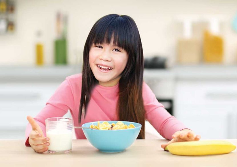 Kanak-kanak gemar menikmati bijirin yang dicampur susu dan buah-buahan.