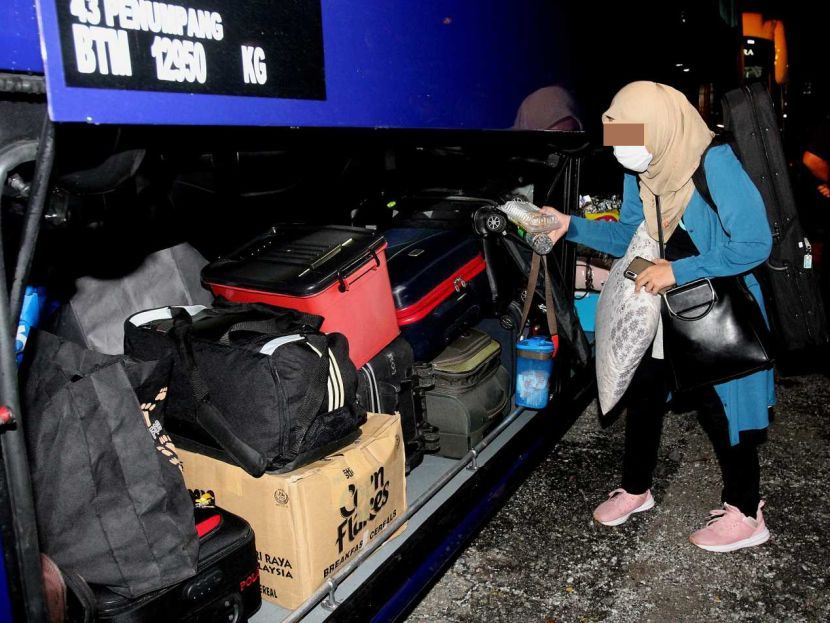 UITM Student leavingto hometownby uitm bus during the movement control order - April 27,2020.- SHAARI CHEMAT /The Star