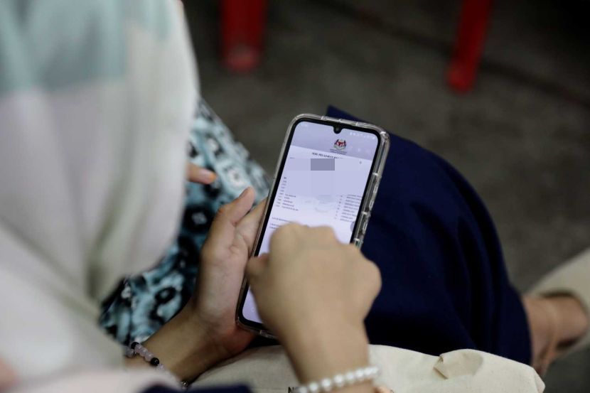 Education Minister visiting schools on SPM results release day. SMK Sultan Abdul Aziz Shah (Integrasi). — YAP CHEE HONG/The Star