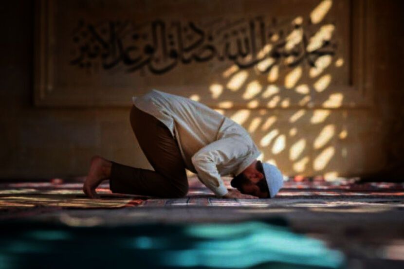 Solat yang dilaksanakan dengan khusyuk dapat mencegah pelakunya dari perbuatan keji dan buruk.