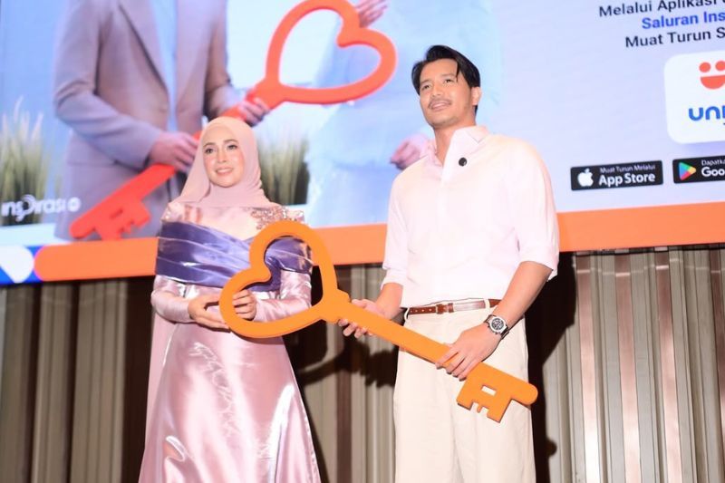 Majlis pernikahan Fattah (kanan) dan Amira disiarkan secara langsung di Unifi TV.
