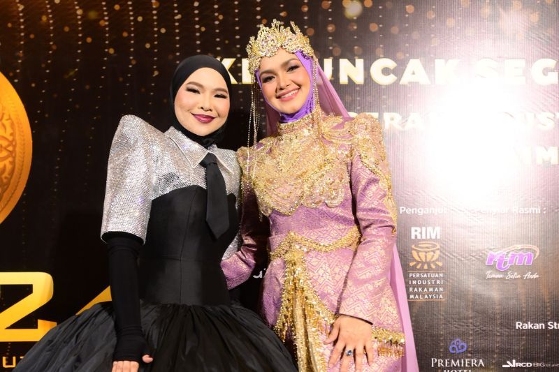 Siti (kanan) bersama Aina yang membawa pulang empat trofi kemenangan di AIM24.
